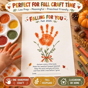 Op de afbeelding: Een wit knutselvel met de titel Falling For You Fall 2026 met een oranje handafdruk in de vorm van een bloemenboeket met een rode strik. De tekst luidt Autumn colors, little hand, Made the sweetest bouquet planned. Love, met een invulregel.