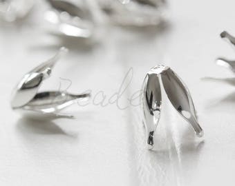 以下が含まれることがあります： 銀色の花びら型のジュエリーパーツのクローズアップ。パーツは光沢のある反射面を持ち、白い背景に配置されています。デザインは、ジュエリー作りやクラフトプロジェクトでの使用を意図していることを示唆しています。