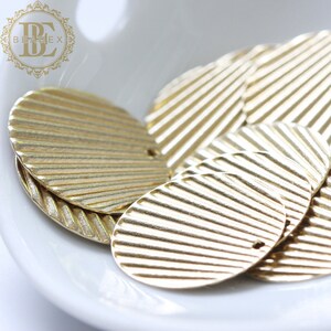10 Pieces / Raw Brass / Textured Flat Round / Charm (C4467)