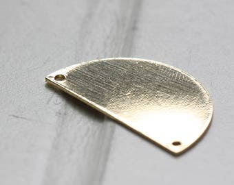 Op de afbeelding: Een gouden metalen halve cirkel met twee gaten om te hangen of te bevestigen. Het metaal heeft een geborstelde afwerking.