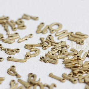 Amuleto de alfabeto de latão bruto sólido de 4 peças - Alfabeto - Letra 8 * 6 mm (C4681)