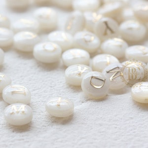 2 Peças Concha Natural com Alfabeto Folheado a Ouro - Espaçador Esmaltado - Alfabeto - Letra - Puff Redondo 8mm (G307)