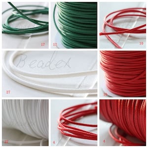 Puede incluir: Primer plano de carretes de cordón de algodón encerado en verde, rojo y blanco. Los carretes están etiquetados con números.