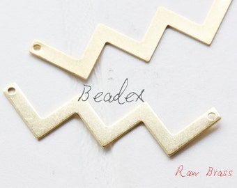 Könnte beinhalten: Zwei goldene Metall-Zickzack-Verbinder mit Löchern an den Enden. Die Verbinder befinden sich auf einer weißen Oberfläche. Der Text "Beadex" ist in schwarzer Tinte auf der Oberfläche geschrieben. Der Text "Raw Brass" ist in roter Tinte auf der Oberfläche geschrieben.