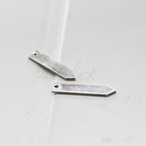 4 Pieces / Oxidized Silver Plated / Real Silver / Brass Base / Geometry / Triangle / Charm / Arrow (C3070//H326)