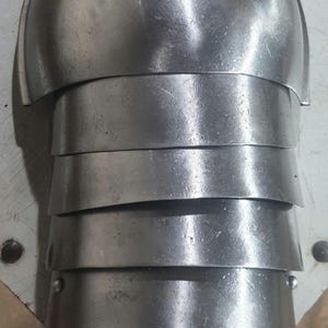 Espauliers en acier faits main | Armure d'épaule médiévale | GN, cosplay, armure de costume | Plaque d'épaule articulée fonctionnelle