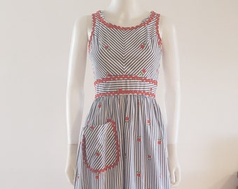 ADORABLE vintage 70s 80s novelty apple print blue white striped picnic maxi dress w/ ric rac trim XS hippie hippy boho fruit farmers market