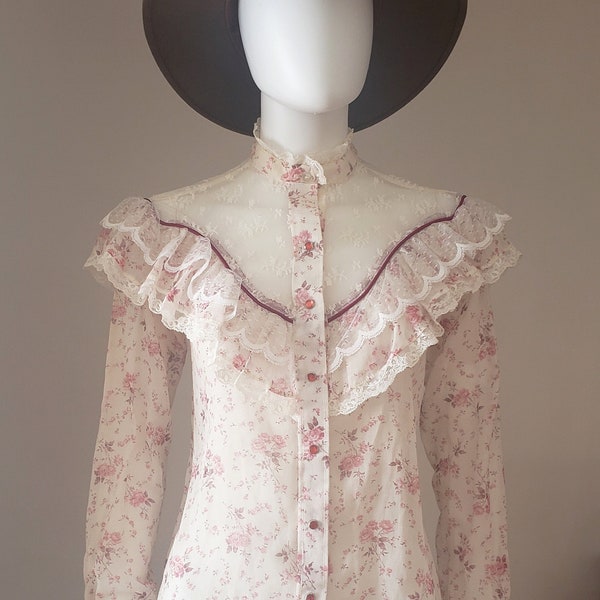 Vintage 70s 80s Miss Rodeo America floral rose print high neck lace and ruffle collar pearl snap top blouse shirt S western cowgirl ranch