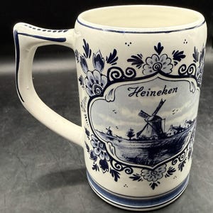 Jarra de cerveza Heineken vintage pintada a mano en azul Delft, fabricada en Holanda. imagen 1