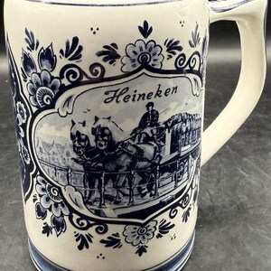 Jarra de cerveza Heineken vintage pintada a mano en azul Delft, fabricada en Holanda. imagen 3