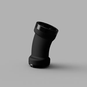 Peut inclure: Objet noir incurvé avec un dessus et une base cylindriques. Le dessus a un bord noir brillant. Le corps de l'objet est noir mat. L'objet est légèrement incliné vers la gauche, sur fond gris.