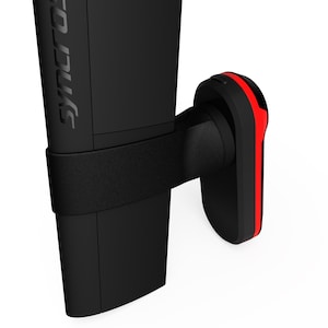 Könnte beinhalten: Eine schwarze Fahrradsattelstütze mit dem vertikal in Grau aufgedruckten Markennamen Syncros. An der Stütze ist ein schwarz-rotes Rücklicht befestigt, das mit einem schwarzen Gummiband horizontal an der Seite der Stütze angebracht ist.