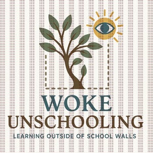 Puede incluir: Diseño gráfico con un árbol y un sol con un ojo. El texto dice "WOKE UNSCHOOLING" encima de "LEARNING OUTSIDE OF SCHOOL WALLS". El diseño utiliza una fuente estilizada sobre un fondo texturizado y punteado.