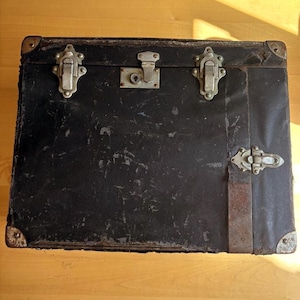 Antique Storage Chest with Drawer- Ancienne malle en cuir et métal