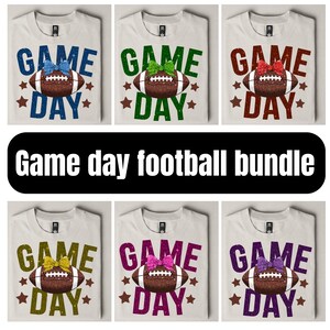 Puede incluir: Seis camisetas blancas con un diseño de fútbol americano. Cada camiseta muestra un balón de fútbol con un lazo y las palabras "Game Day". El texto "Game day football bundle" está en un rectángulo negro.