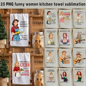 Puede incluir: Una colección de 25 toallas de cocina PNG con varios diseños. Las toallas presentan ilustraciones retro de mujeres con frases como "Don't Worry Dishes" y "I Only Have a Kitchen". Las toallas son blancas con gráficos coloridos.