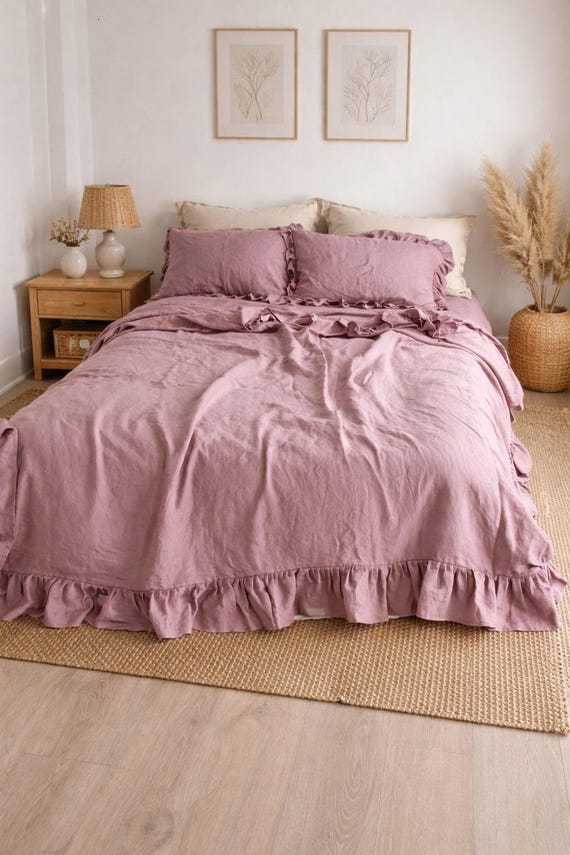 Gerüschter Dusty Pink Farmhouse Bio-Leinen Bettwäsche Set. Bettbezug mit Rüschen und Kissenbezug