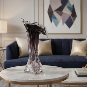 Elegante jarrón de cristal soplado a mano con forma de ciruela retorcida, centro de mesa escultórico artesanal de inspiración floral.