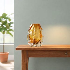 Vaso in vetro artistico ambrato soffiato a mano, dal design scultoreo e organico.