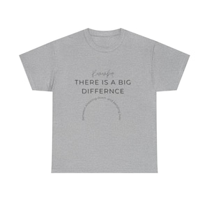 Puede incluir: Camiseta gris jaspeado con el texto negro "Remember THERE IS A BIG DIFFERENCE Between Kneeling down and bending over". El texto está dispuesto en semicírculo.