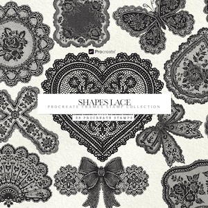 Op de afbeelding: Een verzameling zwarte kanten ontwerpen in verschillende vormen, waaronder een hart, een vlinder, een kruis en bloempatronen. De tekst "SHAPES LACE" en "PROCREATE FRAMES STAMP COLLECTION" staat op een witte banner. De collectie bevat 58 Procreate-stempels.