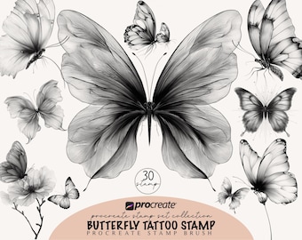 Op de afbeelding: Illustraties van vlinders in grijstinten. De vlinders, in verschillende maten en posities, tonen gedetailleerde vleugelpatronen. De tekst "Procreate" en "Butterfly Tattoo Stamp" duidt op een digitaal kunstproduct.