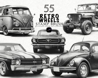 Op de afbeelding: Zwart-wit illustratie van vijf klassieke voertuigen: een Volkswagen bus, een Mustang, een Jeep, een Chevy en een Volkswagen Kever. De afbeelding bevat de tekst "55 Retro Wheels Stamp Brush Procreate Stamp Set Collection."