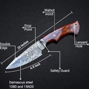 Op de afbeelding: Een Damascus stalen mes met een walnoten houten handvat. Het lemmet is 25,4 cm lang en 12,4 cm breed, met een dubbele snede en drop point. Inclusief een veiligheidswacht en een lanyard gat. Het staal is 1080 en 15N20.