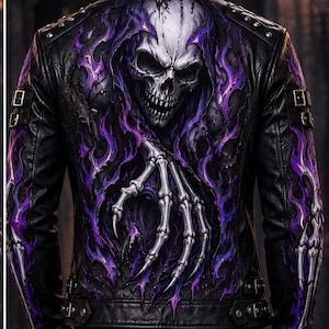 Könnte beinhalten: Eine schwarze Lederjacke mit einer großen Grafik auf dem Rücken, die einen Totenkopf umgeben von leuchtend violetten Flammen und eine nach unten greifende Skeletthand zeigt. Die Jacke hat silberne Metallbeschläge, Reißverschlüsse an den Ärmeln und seitliche Schnallen.
