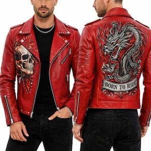 Könnte beinhalten: Rote Lederjacke mit Totenkopf-Grafik auf der Vorderseite und Drachendesign auf der Rückseite. Die Jacke hat silberne Reißverschlüsse, Nieten und den Text "BORN TO RIDE".