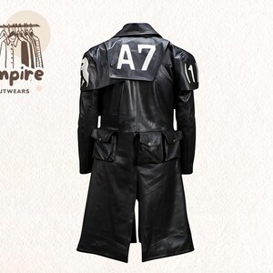 Op de afbeelding: Zwarte leren trenchcoat met de tekst "A7" op de kraag en het nummer "1" op de schouder. De jas heeft meerdere zakken en een lange snit. Het Empire Outwears logo is linksboven zichtbaar.