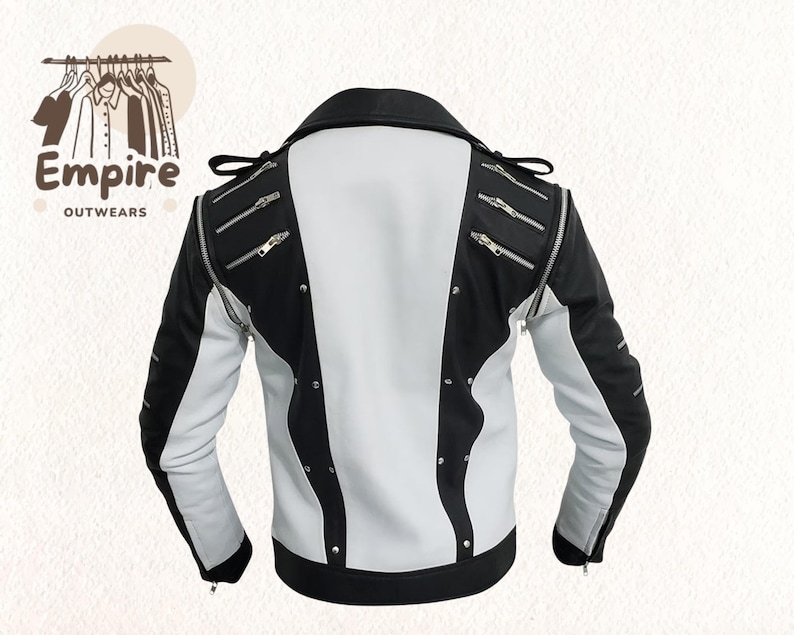 Pode incluir: Casaco de couro preto e branco com z&iacute;peres e tachas prateadas. O casaco tem um estilo motociclista cl&aacute;ssico com gola de lapela e fecho de z&iacute;per assim&eacute;trico. As mangas s&atilde;o pretas e o corpo branco com detalhes pretos. Empire Outwears.