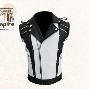 Pode incluir: Um colete de couro preto e branco com fecho de correr e ferragens prateadas. O colete apresenta um estilo motociclista cl&aacute;ssico com gola entalhada e v&aacute;rios bolsos com z&iacute;per. A marca "Empire Outwears" &eacute; vis&iacute;vel no canto superior esquerdo.