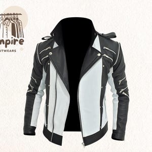 Puede incluir: Chaqueta de cuero en blanco y negro con múltiples cremalleras plateadas. La chaqueta tiene un estilo motero clásico con cuello de solapa y cierre asimétrico. El logotipo de la marca "Empire Outwears" es visible.