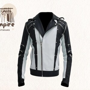 Pode incluir: Casaco de couro preto e branco com fecho de correr e detalhes prateados. O casaco tem um estilo motociclista cl&aacute;ssico com gola entalhada e v&aacute;rios bolsos com z&iacute;per. O log&oacute;tipo da marca "Empire Outwears" &eacute; vis&iacute;vel no canto superior esquerdo.