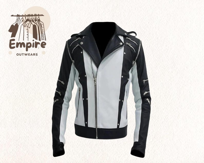Pode incluir: Casaco de couro preto e branco com fecho de correr e detalhes prateados. O casaco tem um estilo motociclista cl&aacute;ssico com gola entalhada e v&aacute;rios bolsos com z&iacute;per. O log&oacute;tipo da marca "Empire Outwears" &eacute; vis&iacute;vel no canto superior esquerdo.