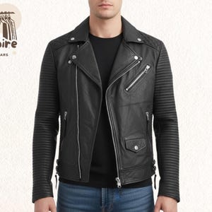 Könnte beinhalten: Schwarze Leder-Motorradjacke mit Steppung an den Schultern und gerippten Ärmeln. Sie hat mehrere Reißverschlusstaschen und einen asymmetrischen Reißverschluss. Das Logo "Empire Outwears" ist oben links sichtbar.