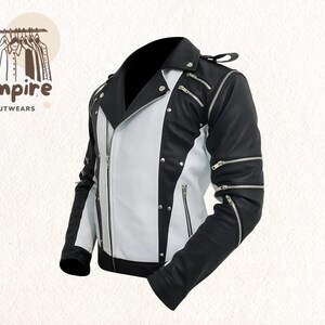 Pode incluir: Casaco de couro preto e branco, estilo motociclista. O casaco tem gola, mangas e costas pretas, com um painel frontal branco. Possui m&uacute;ltiplos z&iacute;peres prateados e detalhes de press&atilde;o.