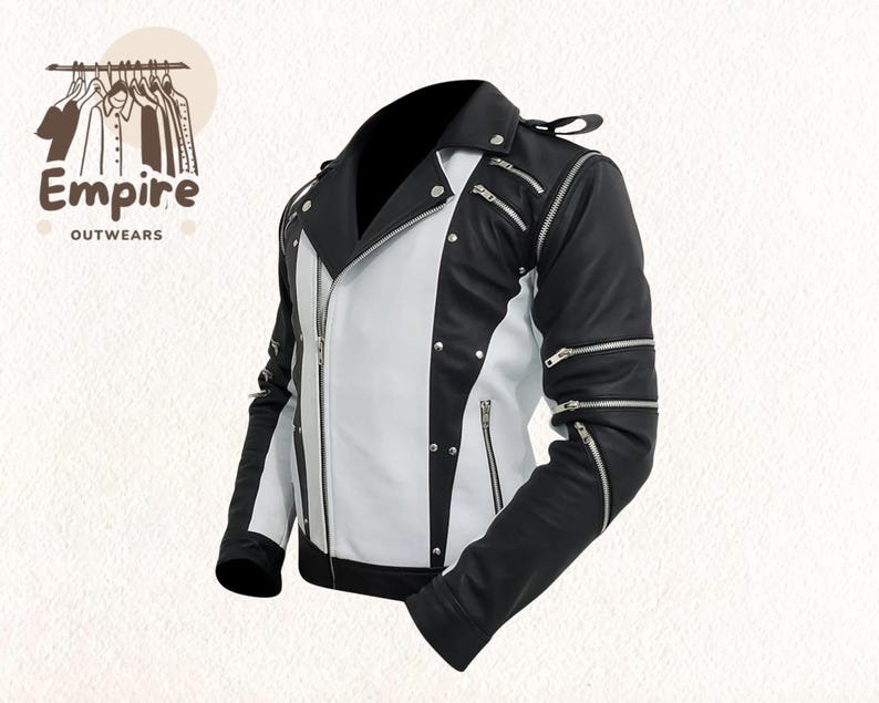 Pode incluir: Casaco de couro preto e branco, estilo motociclista. O casaco tem gola, mangas e costas pretas, com um painel frontal branco. Possui m&uacute;ltiplos z&iacute;peres prateados e detalhes de press&atilde;o.