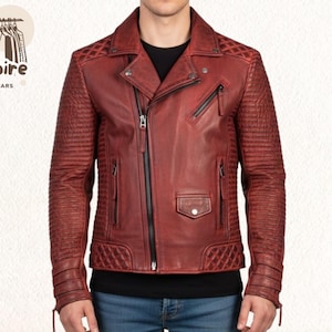 Könnte beinhalten: Rote Leder-Motorradjacke mit Steppdesign an Schultern und unterem Rücken. Die Jacke hat einen Reißverschluss, mehrere Taschen und einen klassischen Biker-Stil. Die Ärmel haben ein geripptes Design. Das Logo "Empire Outwears" befindet sich oben links.