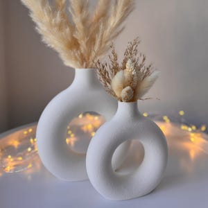 Donut vase – a modern round vase for dried flowers in Scandinavian style