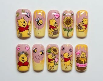Unghie finte Winnie the Pooh con gocce di miele / Unghie artistiche di Pooh giallo brillante per l'estate / Unghie in gel estetiche con girasoli e api / Unghie carine in stile Kawaii