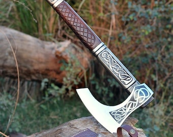 Machado Viking Artesanal Valhalla com Cabeça de Aço Gravada e Cabo de Madeira | Bainha de Couro Inclusa