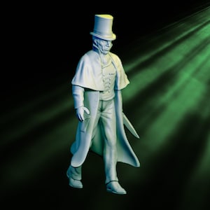 Op de afbeelding: Een wit beeldje van een man met hoge hoed en lange jas, die een mes vasthoudt. De figuur staat in een looppose, met een cape en handschoenen. De achtergrond is donker met groene en blauwe verlichting.