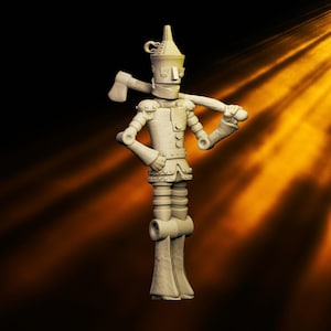 Puede incluir: Una figura estilizada de color claro del Hombre de Hojalata de El Mago de Oz. La figura sostiene un hacha sobre su hombro. El fondo es oscuro con una luz dorada que brilla desde la parte superior derecha.