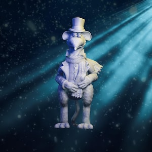 Può includere: Statua di un topo con cilindro, cappotto e sciarpa. Il topo è in piedi con le mani giunte. Lo sfondo è blu scuro con un effetto riflettore e punti bianchi.