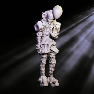 Puede incluir: Una figura blanca de un payaso con una sonrisa siniestra, sosteniendo un globo. El payaso viste un cuello con volantes, mangas abullonadas y pantalones a rayas. La figura tiene zapatos grandes con volantes y un diseño detallado y texturizado.