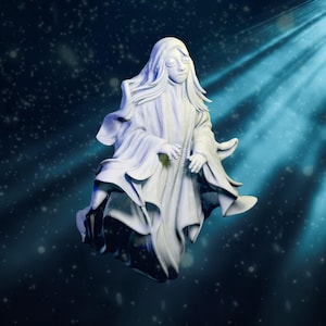 Op de afbeelding: Een witte sculptuur van een spookachtige figuur met lang haar en vloeiende kleding. De afbeelding toont een spotlight-effect en witte stippen op een donkerblauwe achtergrond, wat een hemelse sfeer creëert. De figuur lijkt te zweven.