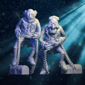 Può includere: Due personaggi dei cartoni animati grigi, ognuno con un'espressione severa, in piedi su piccole casse del tesoro. Indossano giacche, gilet e pantaloni corti, con strutture a catena che collegano i loro piedi alle casse. Lo sfondo è blu scuro con striature di luce.
