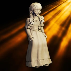 Może przedstawiać: Jasna statua dziewczynki w sukience z kokardą we włosach. Statua ma złowrogi wyraz twarzy i jest umieszczona na ciemnym tle ze złotymi promieniami światła.